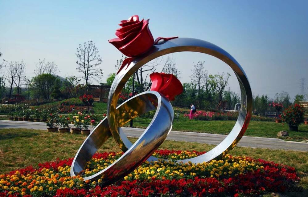不銹鋼雕塑的特點(diǎn)有哪些？如何進(jìn)行設(shè)計(jì)制作？